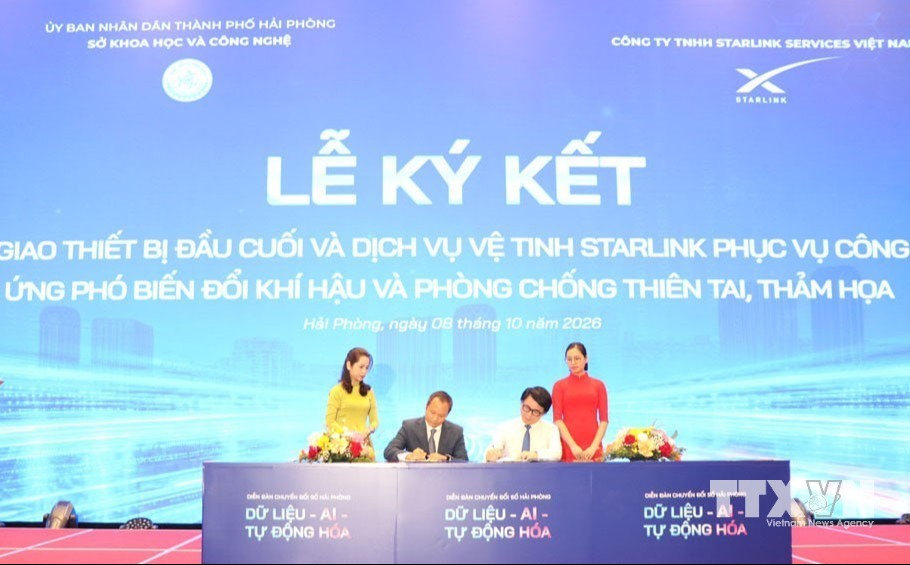 Lễ ký kết hợp tác, bàn giao thiết bị và dịch vụ vệ tinh Starlink phục vụ công tác ứng phó biến đổi khí hậu và phòng chống thiên tai, thảm họa giữa Sở Khoa học và Công nghệ Hải Phòng và Công ty TNHH Stalink Services Việt Nam. (Ảnh: Mạnh Minh/TTXVN)
